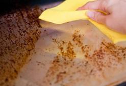 Ne sirke ne de karbonat! Fırındaki inatçı yağ lekelerini söküp atan karışım