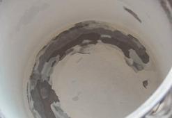 Çaydanlıktaki kireç kalıntılarını söküp atıyor! 2 kaşık ekleyip kaynatın