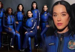 Katy Perry uzaya gitti! 10 dakikalık yolculuk sonrası dönünce toprağı öptü