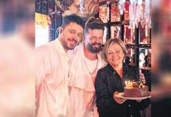 Annesinin doğum gününü kutladı