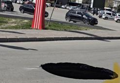 Kentte büyük panik! Yol bir anda çöktü, dev çukur dehşete düşürdü