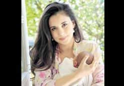 Bebeğini kucağına aldı