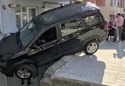 Direksiyon hakimiyetini kaybetti evin balkonuna çarptı