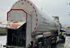 Yol trafiğe kapatıldı! Doğalgaz yüklü tankerdeki kaçak korkuttu