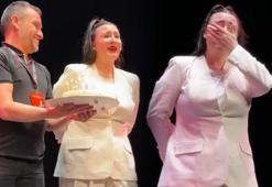 Sahnede duygusal anlar! Sürpriz doğum günü ağlattı
