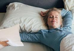 Üst üste 2 yastık koyup yatanlar yandı! Bildiğimiz gibi değil, adeta sıkıştırıyor