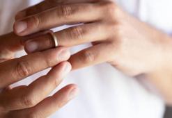 Evliliğinizin sembolü diye yatarken de çıkarmıyor musunuz? Gece uyurken takmak tehlike saçıyor