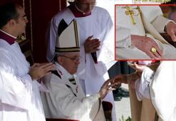 Papa Francis'in yüzüğü Vatikan'ın duvarları içinde yok edilecek!