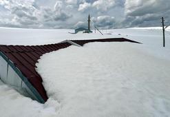 Fotoğraf bugün çekildi! Yazın gelmediği yer: Evler halen kar altında