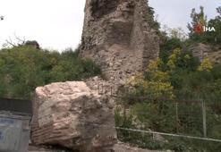 Fatih'te deprem esnasında sur duvarından dev parça düştü: Faciadan dönüldü