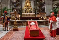 Papa son yolculuğuna uğurlanıyor! Dünya liderleri Vatikan'da