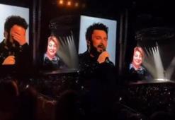 Tarkan annesini kaybettikten sonra ilk kez sahnede! En sevdiği şarkıyı söyledi gözyaşlarını tutamadı