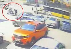 Ataşehir'de motosikletin yayaya çarptığı anlar kamerada