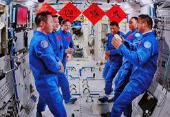 Çin’in uzay istasyonunda görev değişimi