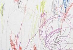 Duvardaki çizikleri boyaya zarar vermeden çıkarıyor! Pamuğa damlatıp hafifçe silmek yeterli