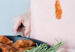 Yemek yaparken üstünüze yağ mı sıçradı? Bir çırpıda yağ ve salça lekesini söküp atıyor