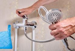 Tıkanan duş başlığı şelale gibi akacak! Torbayla tesisatçı taktiği, suyu da temizliyor