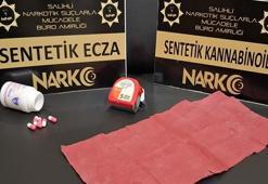 Ekipler bile şaştı kaldı! Üzerinde A4 kağıdına emdirilmiş uyuşturucu ele geçirildi