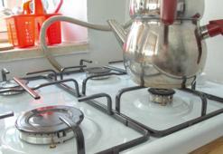 Sararmış çaydanlıklara mutlaka bu yöntemi deneyin! Pırıl pırıl parlatıyor