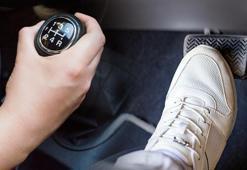 Manuel vitesliler bu hataya düşüyor! Debriyajda dinlendirmek olmaz, motoru bitiriyormuş