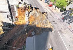 Bir yandan sallanıyor bir yandan çöküyoruz