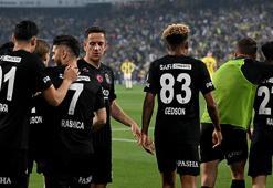 Fenerbahçe zirve yarışında ağır yaralı! Dev derbide kazanan Beşiktaş