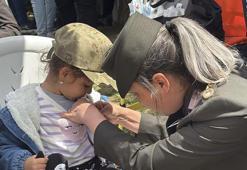 Kadın komutan, şehit kızının isteğini ağlayarak yerine getirdi! 'Toplu iğne babama batıyor'