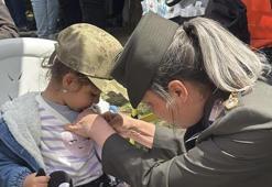 Kadın komutan, şehit kızının isteğini ağlayarak yerine getirdi! 'Toplu iğne babama batıyor'