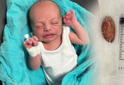 4 yaşındaki çocuk, 16 günlük kardeşine badem şekeri verdi, sonrası inanılmaz