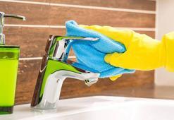 Banyoda geçmek bilmeyen tozlanmaya son! Klozetin kapağından saçılıyor