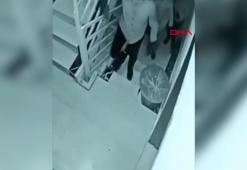 Kar maskeli 4 şüpheli, husumetlilerinin kapısını parçalayıp kaçtı; o anlar kamerada