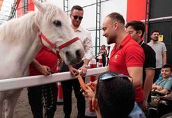 Hipodrom.com'dan anlamlı proje! Atlar ve özel çocuklar buluştu