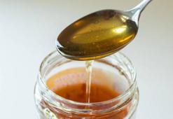 Sahte balı anında anlamanın en kolay yolu! Suya bir kaşık ekleyip karıştırın...