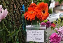 Rümeysa Öztürk'ün komşuları evinin önüne çiçekler ve notlar bıraktı