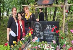 Balıkesir'de mezarı başında anıldı! Geçen yıl bıçaklanarak öldürülmüştü! Törene Minguzzi’nin annesi de katıldı