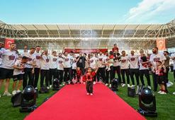 Süper Lig'e yükselen Gençlerbirliği kupasına kavuştu!