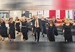Komşudan dostluk dansı