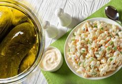 Makarna salatasında turşu suyuyla fark yaratın! Tatlar karışmıyor, lezzet şöleni