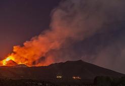 Son dakika! İtalya'da Etna Yanardağı yoğun şekilde kül ve lav püskürtmeye başladı!