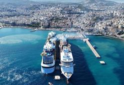 Kuşadası'na 3 kruvaziyerle 8 bin 560 turist geldi