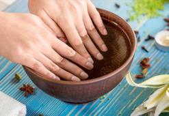 Elleri pamuk gibi yapıyor! Evde 10 dakikada manikür etkisi yaratan doğal karışım