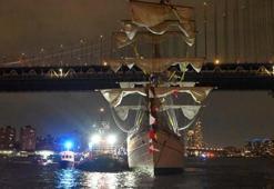 New York Brooklyn Köprüsü'ne gemi çarptı: İşte görüntüler