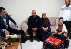 Bakan Kurum evlerine kavuşan depremzede aileye misafir oldu