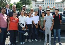 Cumhurbaşkanı Erdoğan, 15 Temmuz Şehitler Anıtı'nı ziyaret eden çocuklarla görüştü