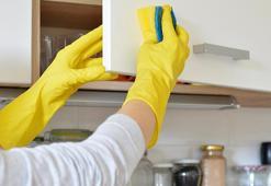 Mutfak dolaplarındaki çizikleri anında temizleyen yöntem! Pamuğa birkaç damla damlatıp silin