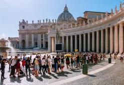 Alman turist, Roma'da tarihi eseri skuterle taşırken yakalandı