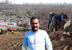 Köyüne döndü, 7 yıl boyunca 1500 kamyon taş topladı! İnanılmaz son