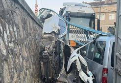 Kocaeli'de korkunç kaza! Otomobil istinat duvarından düştü asılı kaldı