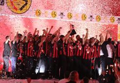 Eskişehirspor şampiyonluğu taraftarıyla kutladı!