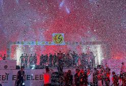 Eskişehirspor taraftarıyla beraber şampiyonluğunu kutladı